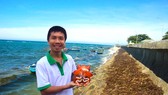 Anh Phạm Văn Công chuẩn bị thả một con cua huỳnh đế đang mang trứng về biển