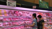 Khách hàng chọn mua thịt heo tại siêu thị. Ảnh chụp ngày 19-5. Ảnh: CAO THĂNG