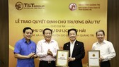 Ông Hà Sỹ Đồng (thứ hai từ trái sang) - Phó Chủ tịch UBND tỉnh Quảng Trị trao giấy chứng nhận đầu tư cho Chủ tịch HĐQT kiêm Tổng giám đốc Tập đoàn T&T Group Đỗ Quang Hiển (thứ hai từ phải sang)
