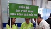 Tình nguyện viên hỗ trợ người tiêu dùng nhận diện sản phẩm xanh tại hệ thống siêu thị Co.opmart