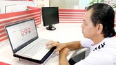 Xem 600 câu hỏi lý thuyết thi giấy phép lái ô tô. Ảnh: CAO THĂNG