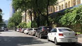Nhiều ô tô đậu trên đường Hai Bà Trưng (quận 1, TPHCM)