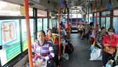 Hành khách đi xe buýt tuyến 01. Ảnh: CAO THĂNG