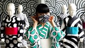 Nghệ nhân Hiroko Takahashi đeo khẩu trang tự sản xuất
