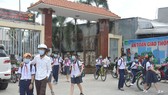 Giờ tan trường của học sinh Trường THCS Nguyễn Trãi, quận Gò Vấp. Ảnh: ĐỨC TRUNG