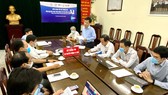 Phó Giám đốc Sở TT-TT TPHCM Lê Quốc Cường (đứng), Trưởng BTC Hội thi, họp với hội đồng giám khảo