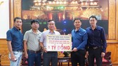Đại diện Báo SGGP trao 1 tỷ đồng do Tập đoàn Hưng Thịnh hỗ trợ đồng bào bị thiệt hại do bão lũ tại Thừa Thiên-Huế