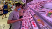 Sản phẩm thịt heo đóng gói bán ở siêu thị Aeon Tân Phú, TPHCM. Ảnh: CAO THĂNG