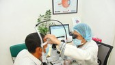Bác sĩ Trần Hiếu đang thăm khám cho bệnh nhân biến chứng mắt do đái tháo đường