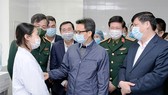 Phó Thủ tướng Vũ Đức Đam và Bộ trưởng Bộ Y tế Nguyễn Thanh Long động viên một tình nguyện viên được tiêm thử nghiệm vaccine ngừa Covid-19 của Việt Nam
