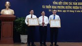 Thứ trưởng Thường trực Bộ Ngoại giao Bùi Thanh Sơn trao tặng bằng khen của Bộ Ngoại giao cho 2 tập thể. Ảnh: VOH