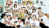 Học trò và người yêu quý nhạc sư Nguyễn Vĩnh Bảo về thăm ông tại Đồng Tháp vào năm 2018. Ảnh: TƯ LIỆU