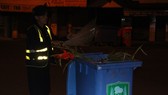 Công nhân thu gom rác ở thành phố Thủ Dầu Một, Bình Dương. Ảnh: ĐÌNH TRỌNG