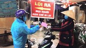 Các tiểu thương tại chợ ở TP Chí Linh được phát phiếu kinh doanh luân phiên. Ảnh: THANH HƯNG