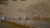 Các tuyến phố ở Trung Quốc chìm trong cát bụi. Ảnh: THX/TTXVN