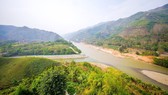 Nơi con sông Hồng chảy vào đất Việt