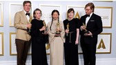 Đoàn phim Nomadland nhận tượng vàng Oscar. Ảnh: Reuters