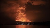 Cột khói phun lên từ miệng núi lửa Nyiragongo ở CHDC Congo ngày 22-5-2021. Ảnh: AFP/TTXVN