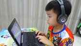 Học sinh tiểu học tham gia học trực tuyến tại nhà vào cuối năm học 2020-2021