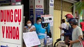 Mua bán dụng cụ y khoa tại cửa hàng trên đường Thuận Kiều, quận 5. Ảnh: CAO THĂNG