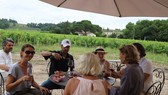 Nhóm du khách Pháp thưởng thức rượu vang tại vùng Saint Émilion