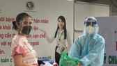 Thai phụ được nhận quà sau khi tiêm vaccine Covid-19 tại BV Lê Văn Thịnh