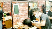 Nhiều tiệm cắt tóc ở Hà Nội đông khách sau khi được mở cửa trở lại. Ảnh: VIẾT CHUNG