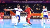 Quả bóng vàng futsal Việt Nam 2020 Nguyễn Minh Trí (giữa) trong trận đấu gặp tuyển Nga. Ảnh: THANH QUỐC