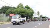 Lực lượng CSGT tỉnh Đắk Lắk hộ tống đoàn người đến nơi tập trung để thực hiện xét nghiệm