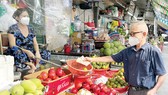 Người dân mua hàng ở chợ Bà Chiểu, quận Bình Thạnh, TPHCM vào chiều 5-10. Ảnh: HOÀNG HÙNG
