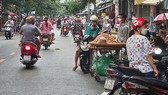 Chợ tự phát lấn chiếm lòng đường trên đường Phạm Văn Bạch (phường 12, quận Gò Vấp, TPHCM). Ảnh: ĐỨC TRUNG