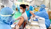 Người ngoài tỉnh làm việc tại cụm công nghiệp Phong Phú (phường Tăng Nhơn Phú B,  TP Thủ Đức, TPHCM) được tổ tiêm lưu động đến tiêm chủng vaccine Covid-19 ngay nơi làm việc. Ảnh: HOÀNG HÙNG 