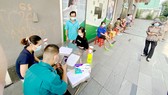 Các quận, huyện trên địa bàn TPHCM chi hỗ trợ đợt 3 cho người dân có hoàn cảnh khó khăn do dịch Covid-19 tác động. Ảnh: QUỐC HUY
