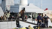 Người di cư được lực lượng chức năng Pháp giải cứu tại eo biển Manche và đưa về cảng Calais, miền Bắc nước này, ngày 18-10-2021. Ảnh: AFP/TTXVN