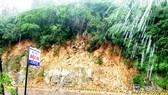Mưa nặng hạt vào chiều 27-11 tại điểm sạt lở núi Vũng Chua - quốc lộ 1D cửa ngõ vào TP Quy Nhơn (tỉnh Bình Định) 