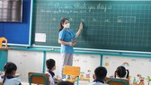 Cô Đỗ Trần Thanh Thi và học sinh lớp 1.1 Trường tiểu học Thạnh An, huyện Cần Giờ (TPHCM) trở lại trường học từ ngày 20-10. Ảnh: HOÀNG HÙNG