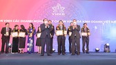 Chủ tịch HĐQT Công ty CP Tập đoàn Xây dựng Hòa Bình Lê Viết Hải (giữa) nhận chứng nhận Giải thưởng