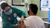 Nhân viên y tế tiêm thử nghiệm vaccine Soberana 2 phòng Covid-19 của Cuba cho tình nguyện viên tại La Habana, ngày 31-3-2021. Ảnh: AFP/TTXVN