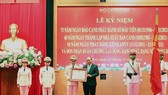 Chủ tịch nước Nguyễn Xuân Phúc trao Huân chương Lao động hạng nhất tặng Báo Công an nhân dân. Ảnh: GIA KHÁNH