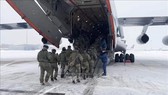 Binh sĩ Nga thuộc lực lượng Tổ chức Hiệp ước an ninh tập thể (CSTO) lên máy bay tới Kazakhstan, ngày 6-1-2022. Ảnh: THX/TTXVN