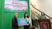 Bà Nguyễn Thu Thủy (giữa) Phó giám đốc Đối ngoại Vedan Việt Nam trao phần kinh phí hỗ trợ học bổng cho Đại diện Hội Khuyến học tỉnh Đồng Nai