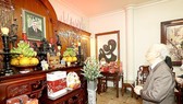 Tổng Bí thư Nguyễn Phú Trọng thắp hương tưởng niệm cố Tổng Bí thư Lê Khả Phiêu. Ảnh: TTXVN