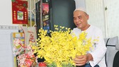 Anh Mus Ta Pha dọn dẹp không gian nhà để chuẩn bị đón tết. Ảnh: HỒNG HẢI