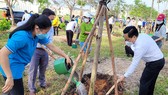 Lãnh đạo và nhân dân TP Thủ Đức trồng cây xanh tại địa phương