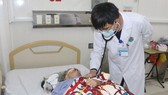 Bác sĩ thăm khám cho một bệnh nhân cao tuổi bị ngộ độc khí than do sưởi ấm