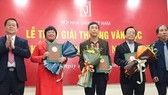 Đồng chí Nguyễn Trọng Nghĩa (bìa trái) và nhà thơ Nguyễn Quang Thiều trao Giải thưởng Văn học 2021 của Hội Nhà văn Việt Nam