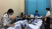 Khối lượng hồ sơ hỗ trợ người dân bị ảnh hưởng dịch Covid-19 ở phường Tam Phú, TP Thủ Đức đã được giảm bớt do phường linh hoạt sử dụng CCCD thay sổ hộ khẩu giấy. Ảnh: TRẦN YÊN