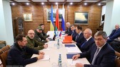 Phái đoàn Ukraine (trái) và Nga tại cuộc đàm phán ở vùng Brest, Belarus ngày 7-3-2022. Ảnh: AFP/TTXVN