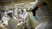 Điều trị cho bệnh nhân mắc Covid-19 tại bệnh viện ở Sofia, Bulgaria. Ảnh: AFP/TTXVN 