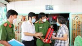 Đoàn công tác Phòng PC07, Công an TPHCM tặng bình chữa cháy cho người dân ở quận 4